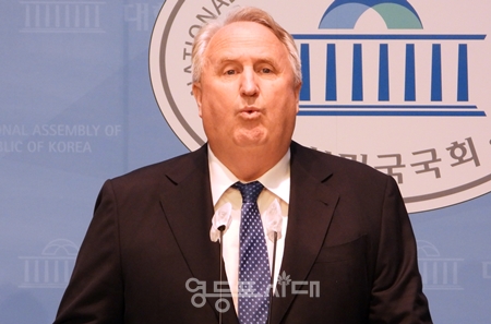 ▲인요한 국민의힘 혁신위원장이 10월 26일 국회 소통관에서 기자회견을 열고 국민의힘을 혁신할 혁신위원 명단을 발표하고 있다. Ⓒ영등포시대