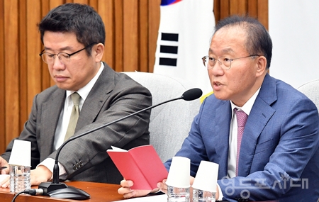 ▲윤재옥 원내대표(사진 오른쪽)가 27일 국회에서 열린 국감대책회의 모두 발언에서 “마약 범죄가 대한민국의 미래 세대가 자라는 학교와 학원가까지 침투했다는 것은 이미 기정사실이 되었다”라고 밝히고 있다. Ⓒ영등포시대