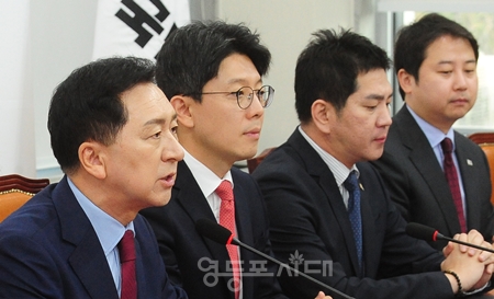 ▲김기현 대표(사진 왼쪽)가 10월 30일 국회에서 열린 최고위원회 모두 발언에서 “재난 및 안전관리 기본법 개정안 처리가 늦어진 것은 민주당이 법안처리를 미뤄서다”라고 주장하고 있다. Ⓒ영등포시대 