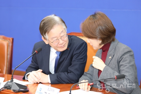 ▲홍익표 원내대표가 회의 도중 다른 일정으로 자리를 비운 뒤 자리를 당겨 앉은 고민정 최고위원과 이재명 대표가 대화를 나누고 있다 Ⓒ영등포시대 