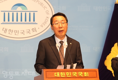 ▲윤영찬 의원이 11월 1일 국회 소통관에서 기자회견을 열고 “윤석열 대통령은 불법을 동원한 감사원과 방통위 합작의 언론장악 계획을 당장 멈춰야 한다”라고 주장하고 있다. Ⓒ영등포시대