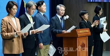 ▲과학기술정보방송통신위원회 민주당 위원 일동은 11월 2일 국회 소통관에서 기자회견을 열고 “박민 KBS 사장 후보자는 오만한 자세를 버리고 성실하게 청문회에 임하라”라고 촉구하고 있다. Ⓒ영등포시대 