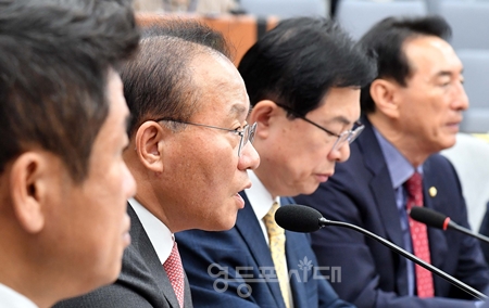 ▲윤재옥 원내대표가 11월 3일 정책조정회의 후 갖은 백브리핑에서 김포 서울시 편입에 관한 질문에 답하고 있다. Ⓒ영등포시대