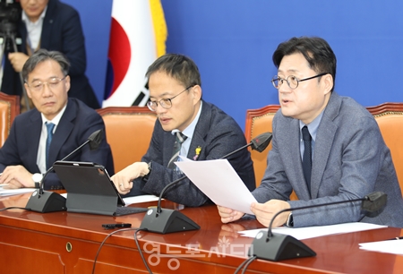 ▲홍익표 원내대표(사진 오른쪽)가 11월 7일 국회에서 열린 원내대책회의 마무리 발언에서 “보다 절실하고 겸손한 자세로 국민의 삶을 책임지기 위해서 최선을 다하겠다”라고 밝히고 있다. Ⓒ영등포시대
