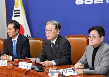 ▲이재명 대표(사진 가운데)가 8일 국회에서 열린 최고위원회 모두 발언에서 “116년 만에 11월 기온이 30도로 올랐다가 한 주 만에 한파주의보가 내려졌다”라며 “이러한 기후 위기를 새로운 성장의 기회로 만들어야 한다”라면서 “기후에너지부 신설”을 제안하고 있다. Ⓒ영등포시대