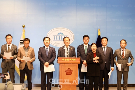 ▲민주당 국회 운영위원 일동이 8일 국회 소통관에서 기자회견을 열고 28억에 달하는 거액의 재산을 누락 신고한 것으로 알려진 김대기 비서실장이 증언을 거부한 것에 대해 강하게 비판하고 있다. Ⓒ영등포시대 