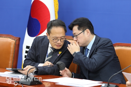 ▲11월 9일 국회에서 열린 민주당 열린 정책조정회의에 참석한 홍익표 원내대표(사진 오른쪽)와 박주민 원내수석부대표가 귀 옛말을 하고 있다.Ⓒ영등포시대 