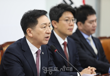 ▲김기현 대표(사진 왼쪽)가 13일 국회에서 열린 최고위원회의 모두 발언에서 “노란봉투법과 방송3법은 반드시 막아야 한다”라며 “국민과 나라를 위해 윤석열 대통령께서 위 법률안에 대한 재의요구권을 행사해 주실 것을 건의한다”라고 밝히고 있다.Ⓒ영등포시대 