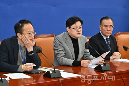 ▲홍익표 원내대표(사진 가운데)가 11월 14일 국회에서 열린 원내정책조정회의 모두 발언에서 “박민 KBS 사장은 지금이라도 당장 사장 자리 그만 두는 것이 자신한테 좋을 것이다”라고 경고하고 있다. Ⓒ영등포시대