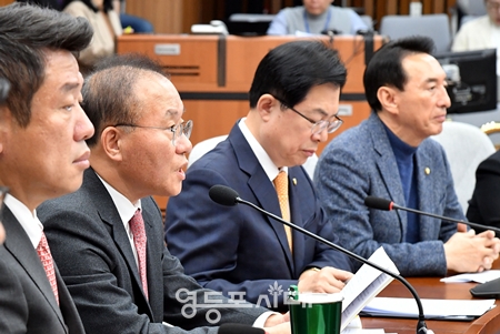 ▲윤재옥 원내대표(사진 왼쪽에서 두 번째)가 11월 21일 국회에서 열린 원내대책회의에서 “민주당이 다수 의석의 횡포를 부리며 2024년도 정부 예산안을 민주당 예산안으로 변질시키고 있다”라고 주장했다. Ⓒ영등포시대