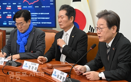 ▲이재명 대표(사진 오른쪽)가 24일 국회에서 열린 최고위원회에서 “국민 기초생활수급자, 노인, 장애인 같은 취약계층들의 삶도 최악이다”라고 밝히고 “이에 대한 관련 입법 추진에도 최선을 다하겠다”라고 강조하고 있다. Ⓒ영등포시대