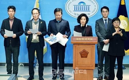 ▲민주당 특수활동비 TF 위원 일동이 27일 국회 소통관에서 기자회견을 열고 “윤석열 정부는 14개 부처의 특활비 내용을 엄중히 공개할 것”을 촉구하고 있다. Ⓒ영등포시대 