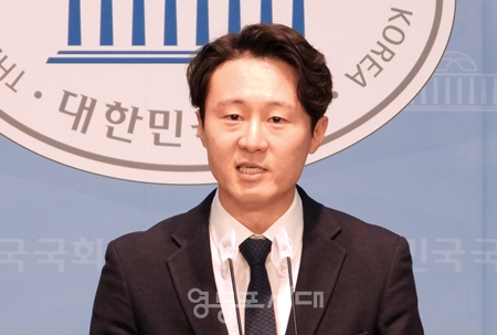 ▲이탄희 의원이 11월 28일 국회 소통관에서 기자회견을 열고 “국민통합·정치교체를 약속했던 이재명 당대표와 지도부가 내일 의원총회에서 올바른 결단을 이끌어 주기”를 간곡히 호소하고 있다. Ⓒ영등포시대