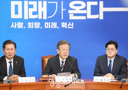 ▲이재명 대표(사진 가운데)가 12월 11일 국회에서 열린 최고위원회 모두 발언에서 ”대한민국의 재생에너지 생산 비중은 세계 평균 비중이 28%의 4분의 1에 불과하다. 참으로 황당한 상황이다”라고 밝히고 있다. Ⓒ영등포시대