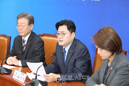 ▲홍익표 원내대표(사진 가운데)는 “국민이 대통령을 부정 평가한 이유 이외에 첫 번째가 경제 민생 물가로 나왔다는 것을 잘 숙고해 주시길 바란다”라고 에둘러 경고하고 있다. Ⓒ영등포시대