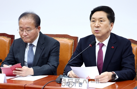 ▲김기현 대표(사진 오른쪽)가 12월 11일 국회에서 열린 최고위원회 모두 발언에서 인요환 혁신위 활동에 대해 “일부 현실 정치에 그대로 적용하기에 까다로운 의제도 있으나 그 방향성과 본질적 취지에는 적극적으로 공감한다”라고 밝히고 있다.Ⓒ영등포시대 