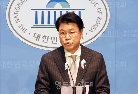 ▲국민의힘 장제원 의원이 12월 12일 국회 소통관에서 기자회견을 열고 “운명이라 생각한다”라며 “22대 국회의원 총선에 출마하지 않겠다”라고 선언하고 있다. Ⓒ영등포시대 