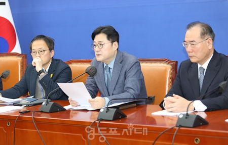 ▲홍익표 원내대표가 12일 국회에서 열린 원내대책회의 모두 발언에서 “국회의 예산 심의·동의권을 무시하는 무성의한 태도로 합의가 되지 않으면, 20일 본회의에서 통과되는 예산안은 민주당의 수정안일 수밖에 없다”라고 밝히고 있다. Ⓒ영등포시대