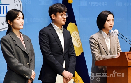 ▲류호정 세 번째 권력 공동운영위원장(사진 오른쪽)이 13일 국회 소통관에서 기자회견을 여고 세 번째 권력의 청년정책에 관해 설명하고 있다. Ⓒ영등포시대