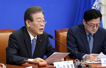 ▲이재명 대표(사진 왼쪽)가 12월 18일 국회에서 열린 최고위원회 모두 발언에서 “대통령의 시선은 선거가 아니라 국민을 향해 있어야만 한다. 총선에 마음을 둘 만큼 나라 사정이 한가하지가 않다”라고 강조하고 있다. ⓒ영등포시대