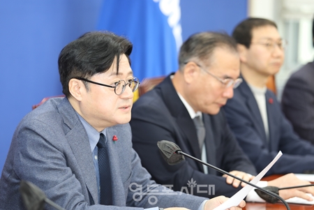 ▲홍익표 원내대표(사진 왼쪽)가 19일 국회에서 열린 원내대책회의 모두 발언에서 윤석열 정부를 향해 “안보 무능함에 외교 무능까지 정말 길이 보이지 않는다”라고 비판하고 있다. Ⓒ영등포시대