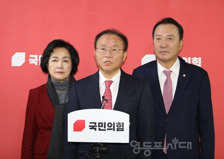 ▲윤재옥 당대표 권한대행이 12월 19일 국회에서 열린 원내대책회의를 마친 후 백브리핑에서 기자들의 비대위원장 관련한 질문에 답하고 있다. Ⓒ영등포시대