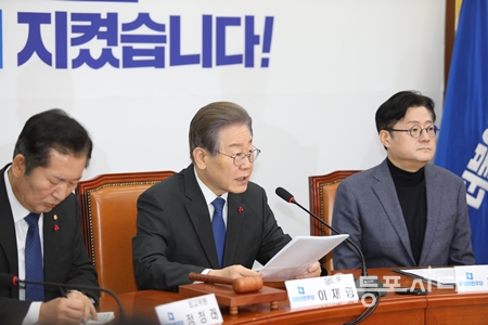 ▲이재명 대표(사진 가운데)가 22일 국회에서 열린 최고위원회 모두 발언에서 윤석열 대통령의 “세계적 복합 위기 속 우리 정부의 건전재정 정책은 적절했다’라는 발언을 소한 한 후 “대통령의 자화자찬식의 인식과 발언에 정말 딴 세상에 사시는가 싶은 생각이 든다”라고 직격탄을 날리고 있다. Ⓒ영등포시대