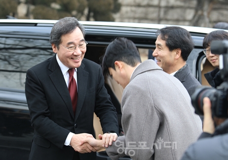 ▲이낙연 전 민주당 대표가 1월 11일 기자회견을 위해 국회에 도착해 지지자들과 인사를 나누고 있다. Ⓒ영등포시대