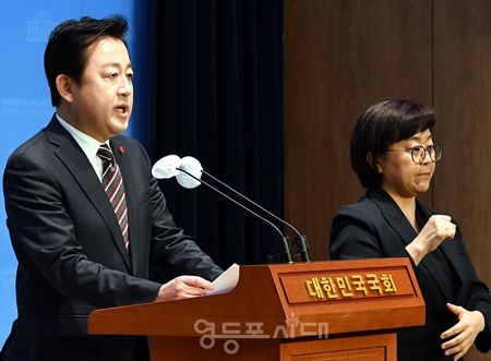 ▲김용남 전 의원이 12일 국회 소통관에서 기자회견을 열고 “탈당은 정당한 비판과 어떠한 이견도 허용되지 않는, 오로지 절대 권력자에게 절대복종하는 국민의힘 지도부 때문이다”라고 밝히고 있다. Ⓒ영등포시대 