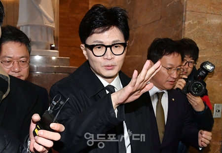 ▲한동훈 비대위원장이 1월 22일 출근길에 기자들과 만나 세간에 대통령실과 신뢰가 깨졌다는 일부 평가에 관한 질문이 이어지자 “내가 평가할 일이 아니다”라는 말로 답변을 대신하고 있다.Ⓒ영등포시대