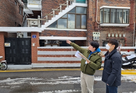 ▲영등포구청 관계자가 현장 조사를 시행하고 있다./이미지=영등포구 제공