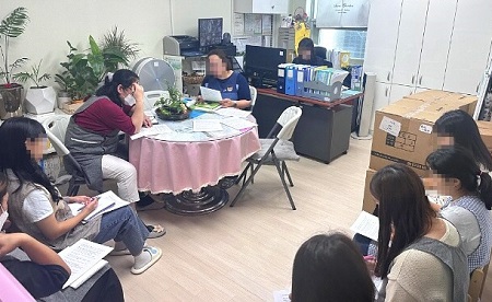 ▲ 지난해 중대재해예방을 위해 어린이집 방문 컨설팅 및 회의를 진행하는 모습/이미지=영등포구 제공