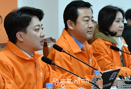 ▲이준석 대표(사진 왼쪽)가 8일, 국회에서 열린 최고위원회 모두 발언에서 이종섭 전 장관의 호주 출국 시도에 대해 “첫 소환 조사를 받은 것이 어제다”라면서 “외압 의혹의 당사자는 보란 듯이 좋은 관직을 받아 해외로 나간다”라고 비판했다. Ⓒ영등포시대