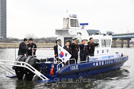 ▲3월 19일 한강경찰대 망원본대 계류장(마포구 마포나루길 442)에서 개최된 ‘서울자치경찰 한강경찰대 순찰정 진수식’ 행사에 참석한 오세훈 서울시장과 김현기 서울시의회 의장 등 관계자들이 기념사진을 찍고 있다./이미지=서울시 제공