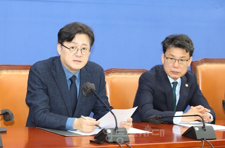 ▲홍익표 민주당 원내대표가 5월 2일 국회에서 임기 내 마지막 원내대책회의를 열고 “공수처의 수사가 본격화하면서 “핵심 관계자들이 숨겨온 사실들도 계속 드러나고 있다”라고 강조하고 있다. Ⓒ영등포시대