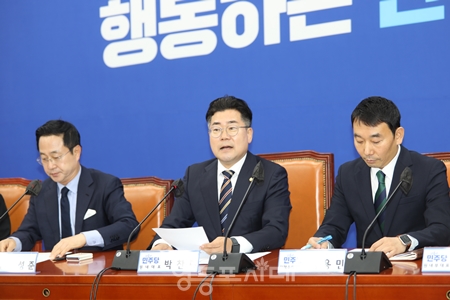 ▲박찬대 원내대표(가운데)가 5월 7일 국회에서 민주당 22대 국회 1기 원내대표단을 22명을 꾸린 것에 관해 “제22대 국회에 맞춰서 구성했다”라고 밝히고 있다. Ⓒ영등포시대