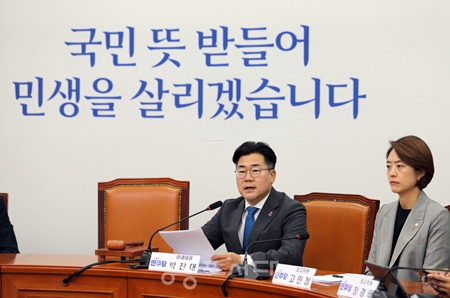  ▲박찬대 원내대표가 5월 10일 오전 국회에서 열린 최고위원회 모두 발언에서 “윤석열 대통령 취임 2주년 기자회견에 대해 “한마디로 불통 선언이었다”라고 일축하고 있다.Ⓒ영등포시대 
