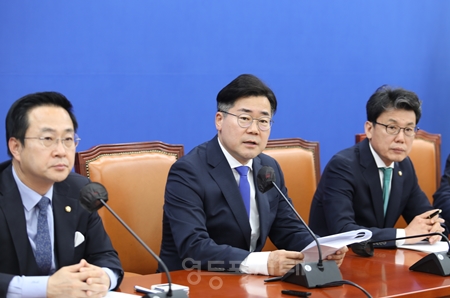 ▲박찬대 민주당 원내대표(가운데)가 5월 14일 국회에서 “민생경제 위기 극복을 위한 추경 편성에 정부와 여당이 적극 나서기”를 촉구하고 있다.Ⓒ영등포시대