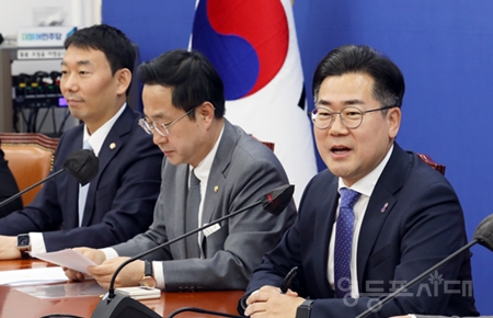 ▲박찬대 민주당 원내 대표(오른쪽)가 16일 “대통령이 해병대원 특검법을 수용할 차례다”라고 최 해병 특검법 수용을 촉구하고 있다. Ⓒ영등포시대