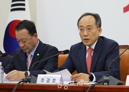 ▲황우여 비대위원장(오른쪽이 5월 20일 국회에서 열린 비대위원회 모두 발언에서 “교육 제도에 대한 미래지향적인 개혁, 연금 개혁, 노동 개혁 등 3대 개혁이 완수되도록 최선을 다하겠다”라고 밝히고 있다. Ⓒ영등포시대