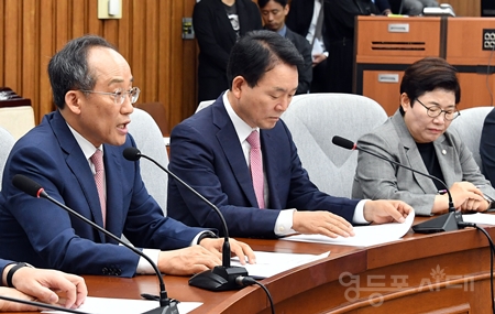 ▲추경호 원내대표(왼쪽)가 5월 21일 국회에서 열린 원내대책회의 모두 발언에서 “22대 원 구성이 상호 존중을 바탕으로 우리 국회가 발전시켜 온 견제와 균형, 대화와 타협의 국회 운영 원리를 지키는 원 구성이 되기를 바란다”라고 밝히고 있다. Ⓒ영등포시대