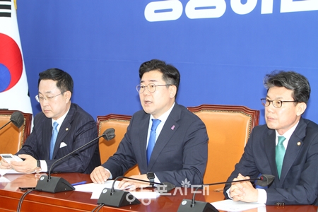 ▲박찬대 원내대표(가운데)가 21일 원내대책회의 모두 발언에서 “이런 무책임하고 무도한 대통령은 보다보다 처음이다”라고 직격탄을 날리고 있다. Ⓒ영등포시대 