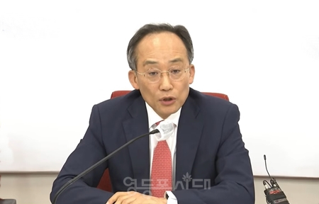 ▲추경호 국민의힘 원내대표가 5월 26일 국회에서 현안 관련 기자간담회를 열고 “22대 국회에서 여·야·정 협의체와 연금개혁특위를 구성하여 청년과 미래세대를 포함한 국민적 공감을 얻어가며 정기국회에 대해서 처리할 것”을 민주당에 역제안하고 있다. ⓒ영등포시대