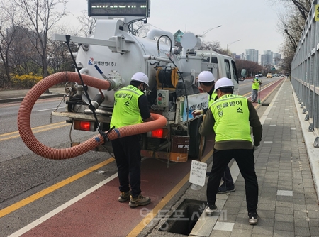 ▲ 빗물받이를 청소하고 있다/이미지=영등포구 제공 