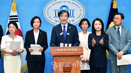 ▲조국 대표(가운데)가 5월 30일 국회 소통관에서 기자회견을 열고 “국회에서 싸움 좀 그만하라”고들 하신다. 그러나 저희는 아주 독하게 사회경제적 약자를 위해 싸우겠다”라고 밝히고 있다. Ⓒ영등포시대 