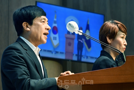 ▲이성윤 의원이 5월 31일 국회 소통관에서 ‘김건희 종합특검법’ 발의 기자회견을 열고 “김건희와 관련된 7대 의혹에 더해 공무원의 무마, 은폐 등 직무 유기, 직권남용, 불법행위 의혹도 포함시켰다”라고 밝히고 있다. Ⓒ영등포시대 