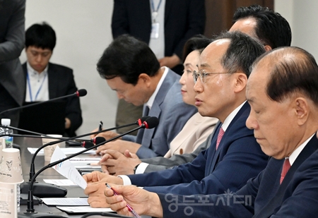 ▲추경호 원내대표(오른쪽에서 두 번째)가 “우선 국회의장은 1당인 민주당이, 법사위원장은 2당인 국민의힘이 맡아야 한다”라면서 “만약 민주당이 법사위원장을 맡겠다고 한다면 국회의장을 국민의힘이 맡아야 한다”라고 주장하고 있다. Ⓒ영등포시대