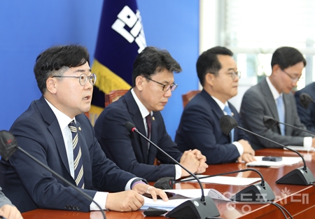 ▲박찬대 원내대표(왼쪽)가 4일 원내대책회의 모두 발언에서 원 구성과 관련해 “국민의 염원과 법을 무시하는 관례가 절대 지켜야 할 원칙이 될 수는 없다”라고 강조하고 있다.Ⓒ영등포시대 