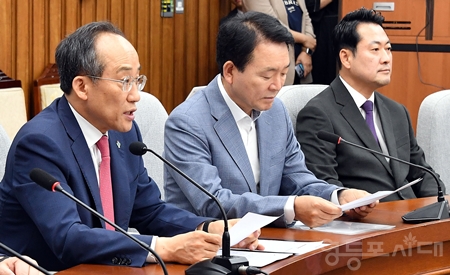 ▲추경호 원내대표(왼쪽)가 4일 국회에서 열린 원내대책회의 모두 발언에서 “북한의 오물 풍선 살포 등으로 보는 피해 보상을 위해 민방위기본법 개정을 추진하겠다”라고 밝히고 있다. Ⓒ영등포시대 