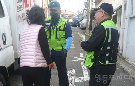 ▲숙인 시설에서 거리 순찰을 하며 여성 노숙인과 상담을 하고 있는 모습/이미지=영등포구 제공